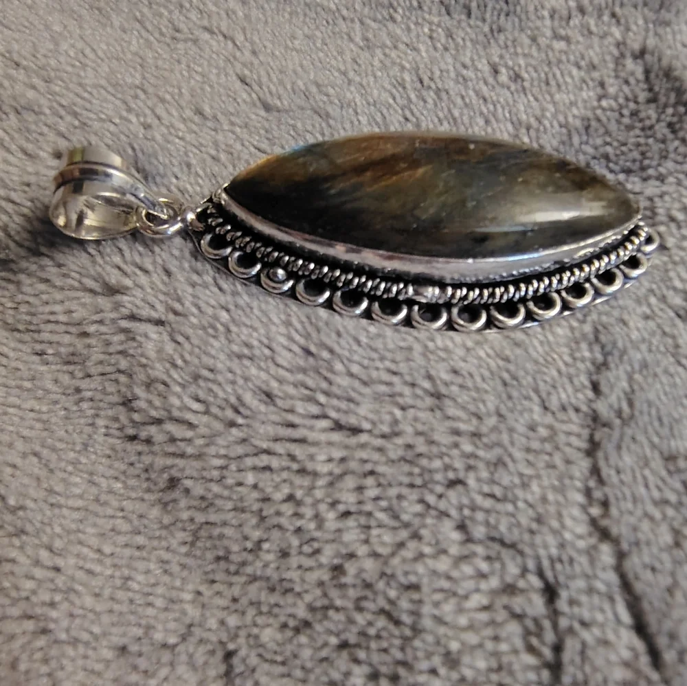 Marquis Labradorite And Silver Pendant - Picture 5 of 7